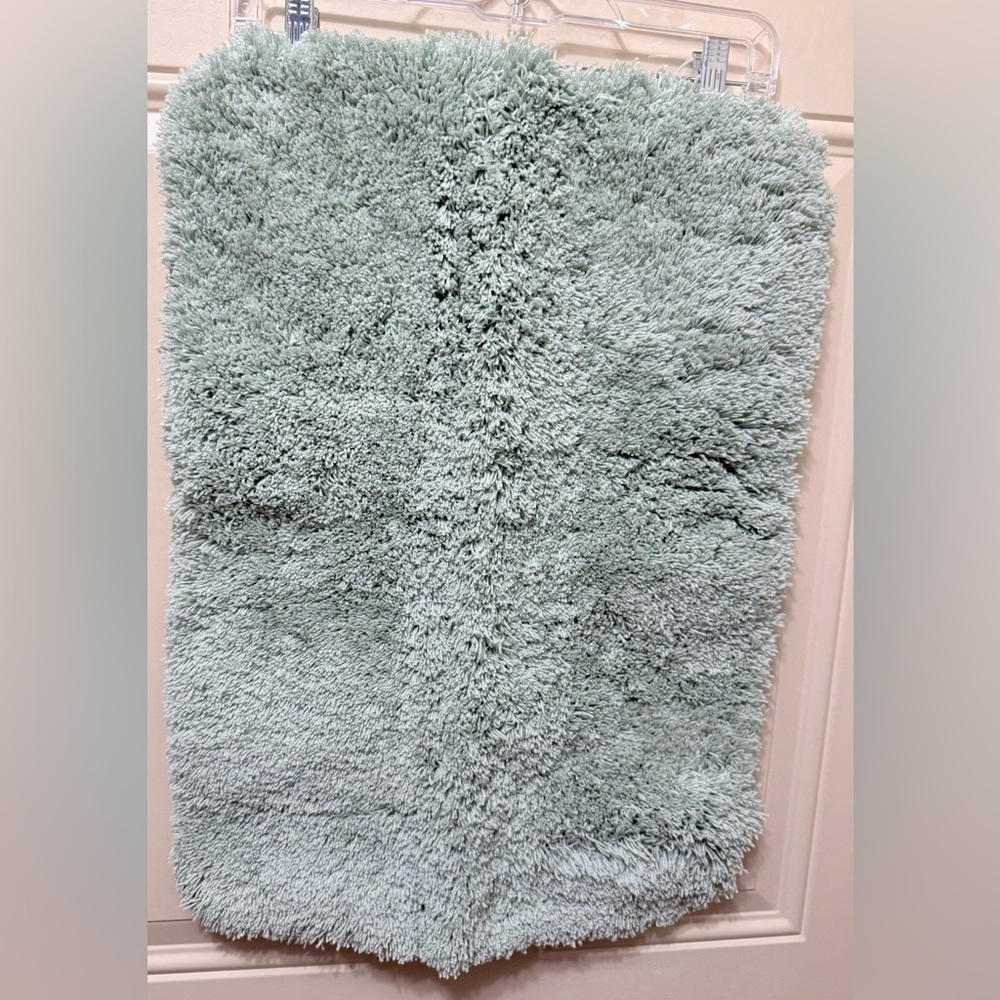 Seafoam Green Bath Mat with Non Slip Backing 17 Inches by 24 Inches NWOT